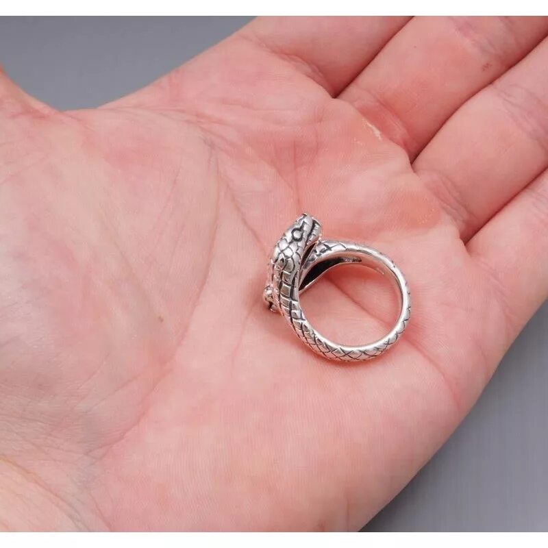 Вне времени кольцо. Кольцо нижний. Время 2021 постер. Кольцо часы электронные. Кольцо времени.