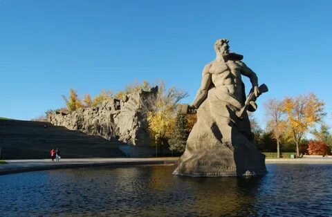Стоит скульптура