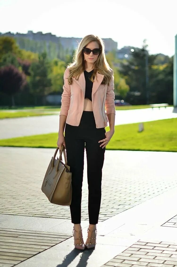 Темные штаны сочетание. Стильная офисная одежда для девушек. Сочетание пудрового цвета с черным в одежде. Черные брюки сочетание. Красивые образы с черными брюками.