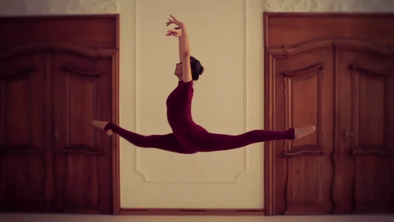Балерина в прыжке. Прыжок в шпагат. Балерина в прыжке. Как называется прыжок в шпагат. Гранд жете прыжок в балете.