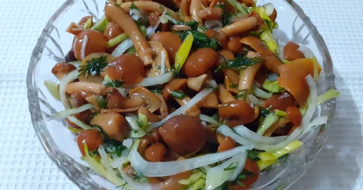 салат с шампиньонами и сыром. салат с опятами маринованными и картофелем. простой салат с грибами. салат с фасолью и ветчиной. как сделать салат из маринованных.