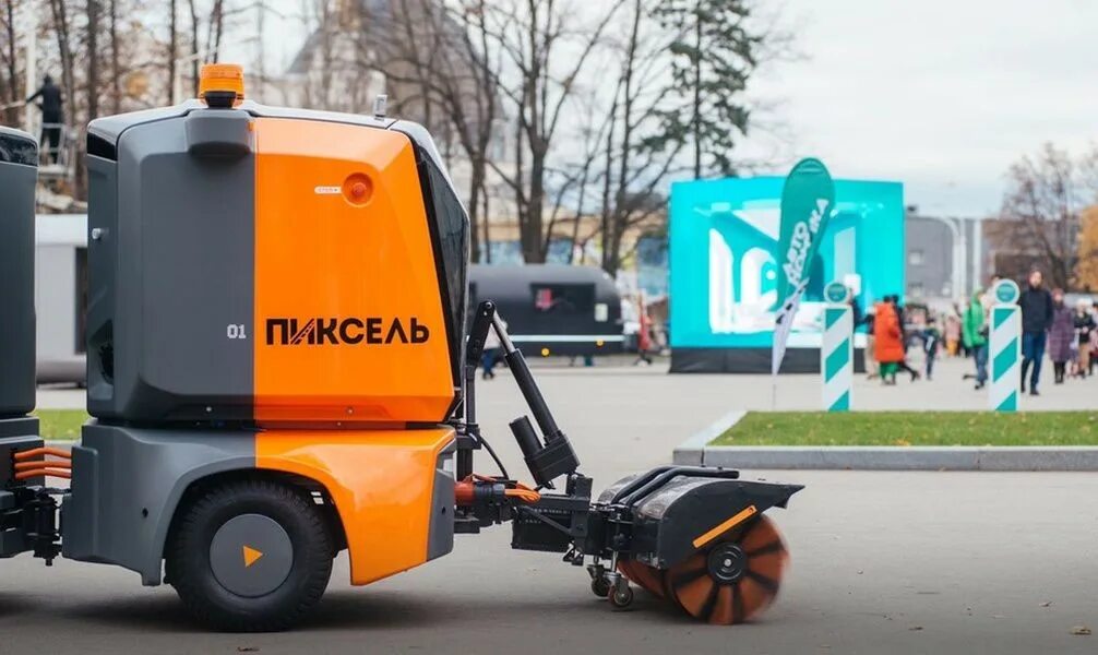 Робот пиксель для уборки улиц. Робот пиксель для уборки улиц. Первый уличный робот уборщик. Робот почтальон в москве. Робот уборщик в москве.