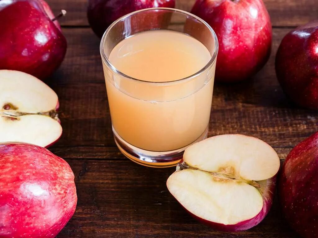 К чему снится собирать яблоки во сне. Яблочный сок. Яблочный компот. Сок из яблок. Компот с яблоками.