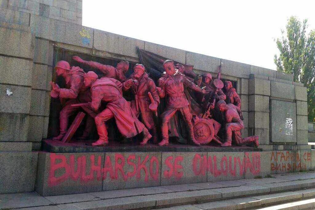 Осквернение памятников волгоград. В болгарии осквернили памятник. памятник алёше в болгарии. снесения памятников советским солдатам в болгарии.