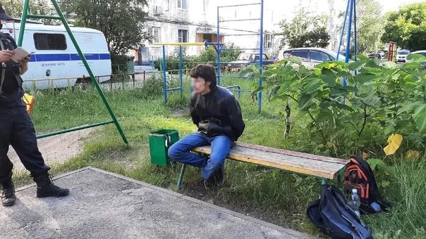 В абакане мужчина напал на прохожих. Повешенный в Дзержинске Нижегородской области. Мужчина напал на прохожего с топором. Порубил топором прохожих. Камызяк человек с топором.