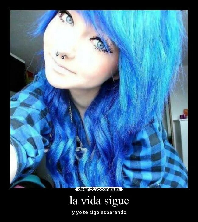 кукла с голубыми волосами. аниме голубые волосы новый год. синеволосая девушка. синие волосы. девушки готы синие волосы.