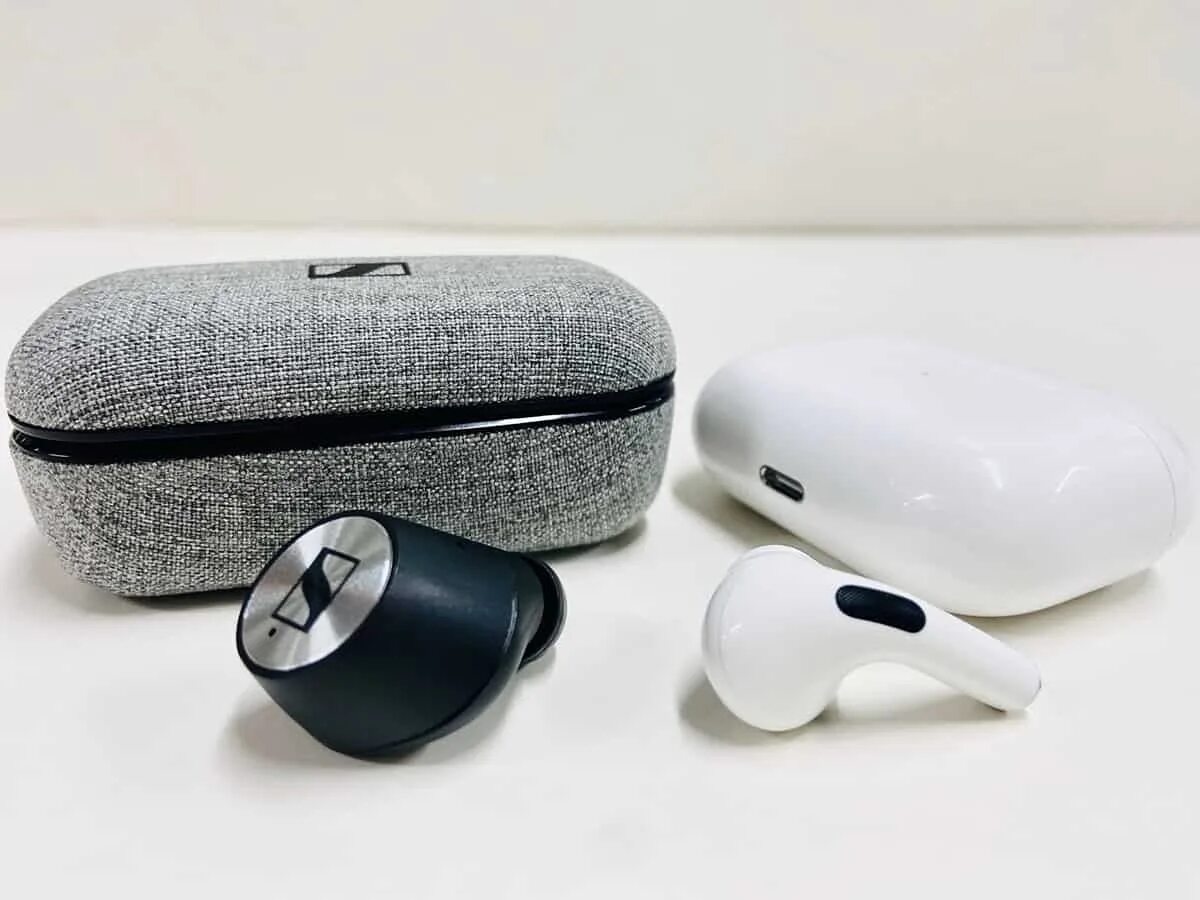 Наушники sennheiser true wireless. Sennheiser Momentum true Wireless 2. Sennheiser Momentum true Wireless 2 vs AIRPODS Pro. Sennheiser Momentum true Wireless 3. Sennheiser true Wireless 3 в ушах.