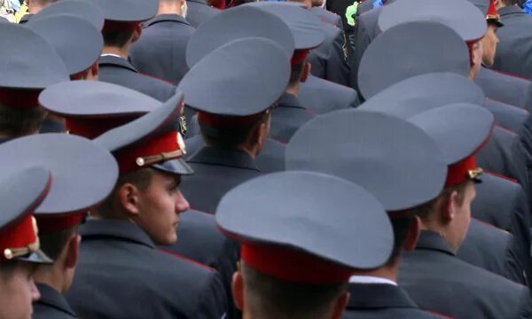 Полиция со спины. Кинолог фото. Полицейский. Общественный порядок. 10 тыс полицейским.