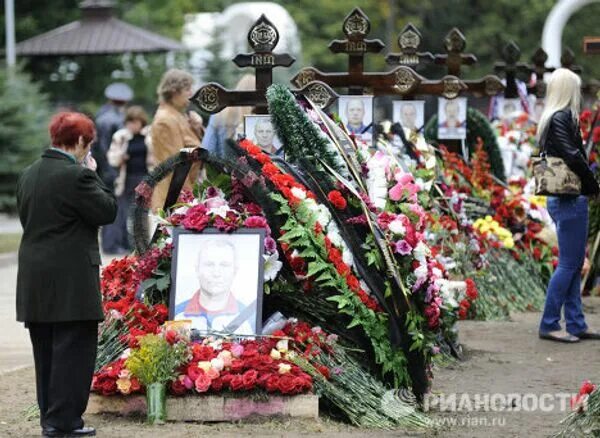 Какой локомотив разбился на самолете. Леонтьевское кладбище Ярославль Локомотив. Авиакатастрофа Локомотив 7 сентября 2011. Могилы хоккеистов на Леонтьевском кладбище. Хк Локомотив Ярославль авиакатастрофа.