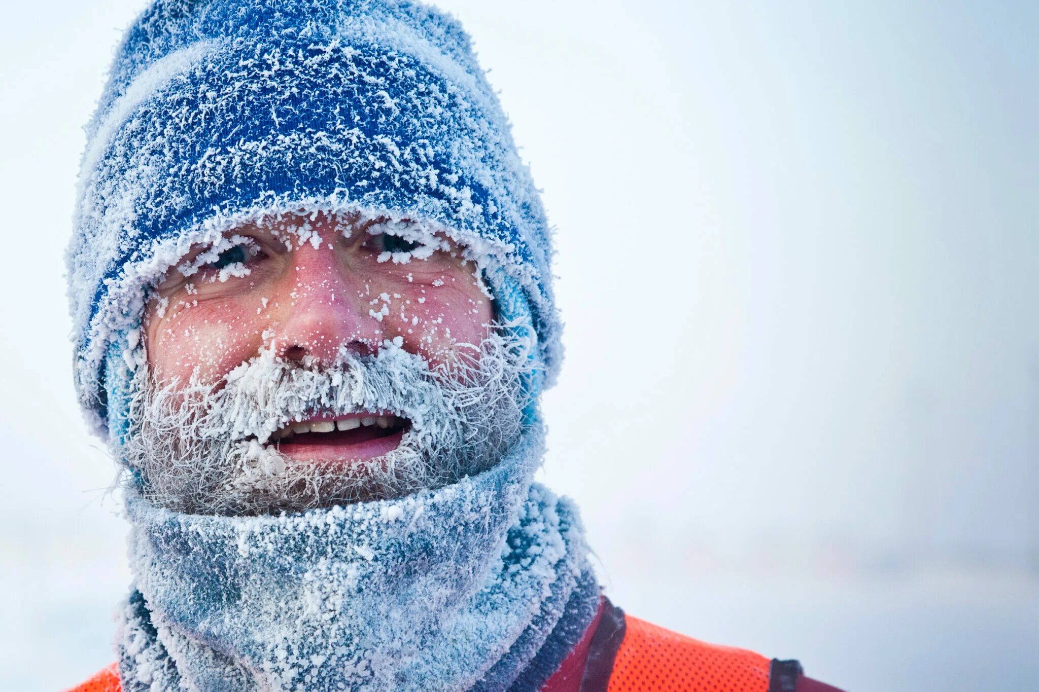 Люди зимой. Холодная зима. Иней на лице. Человек в инее. Cold лицо