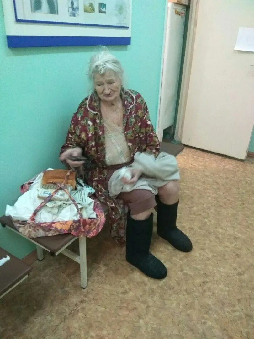 Бабка в халате. Работа для пенсионеров в уфе женщине свежие. Работа для пенсионеров в уфе женщине свежие. Группа пенсионеров. Женщина дворник.
