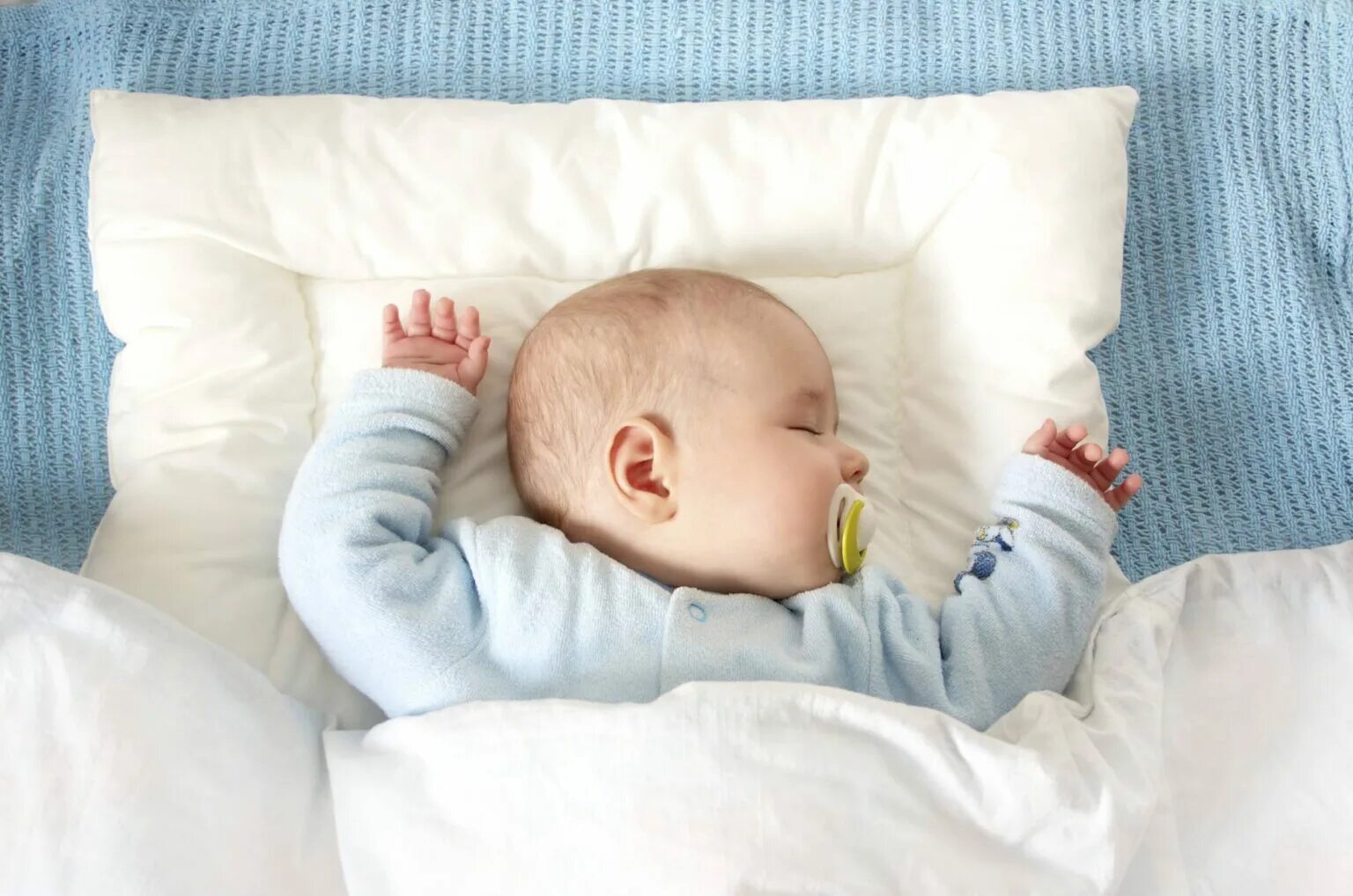 Спящий ребенок. Подушка для сна новорожденного. Подушка для детей до года.