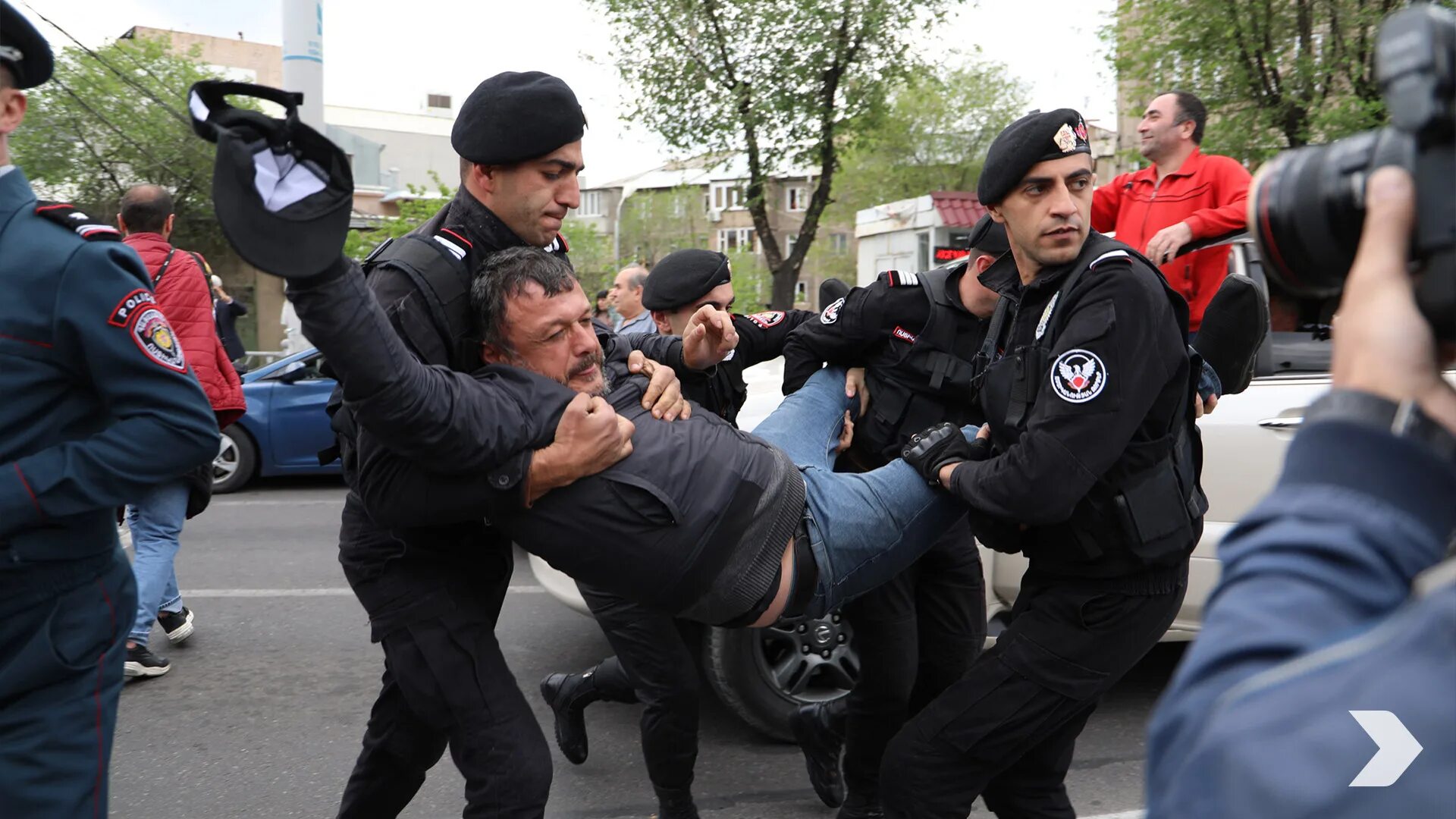 Неповиновение полиции. Гражданское неповиновение. Полиция Армении. Сколько длится арест