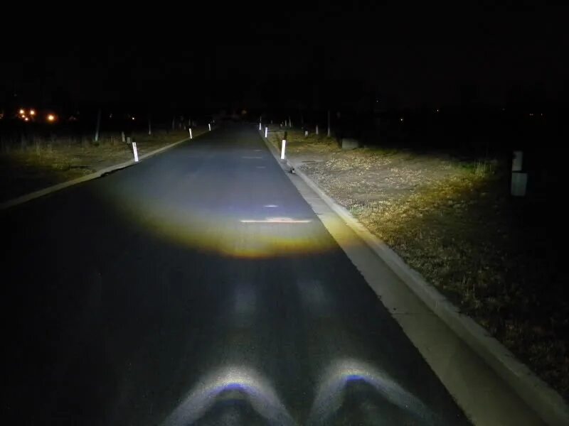 Дальним светят фары. Дальним светят фары. Мощный свет фар. Фольксваген тигуан ближний свет фар. Фары светят ночью.