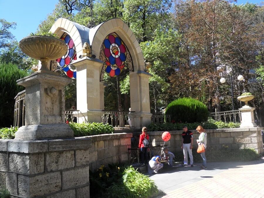 Фонтан стеклянная струя Алупка. Погода в Кисловодске. Кисловодск погодсейчас. Кисловодск погопогода.