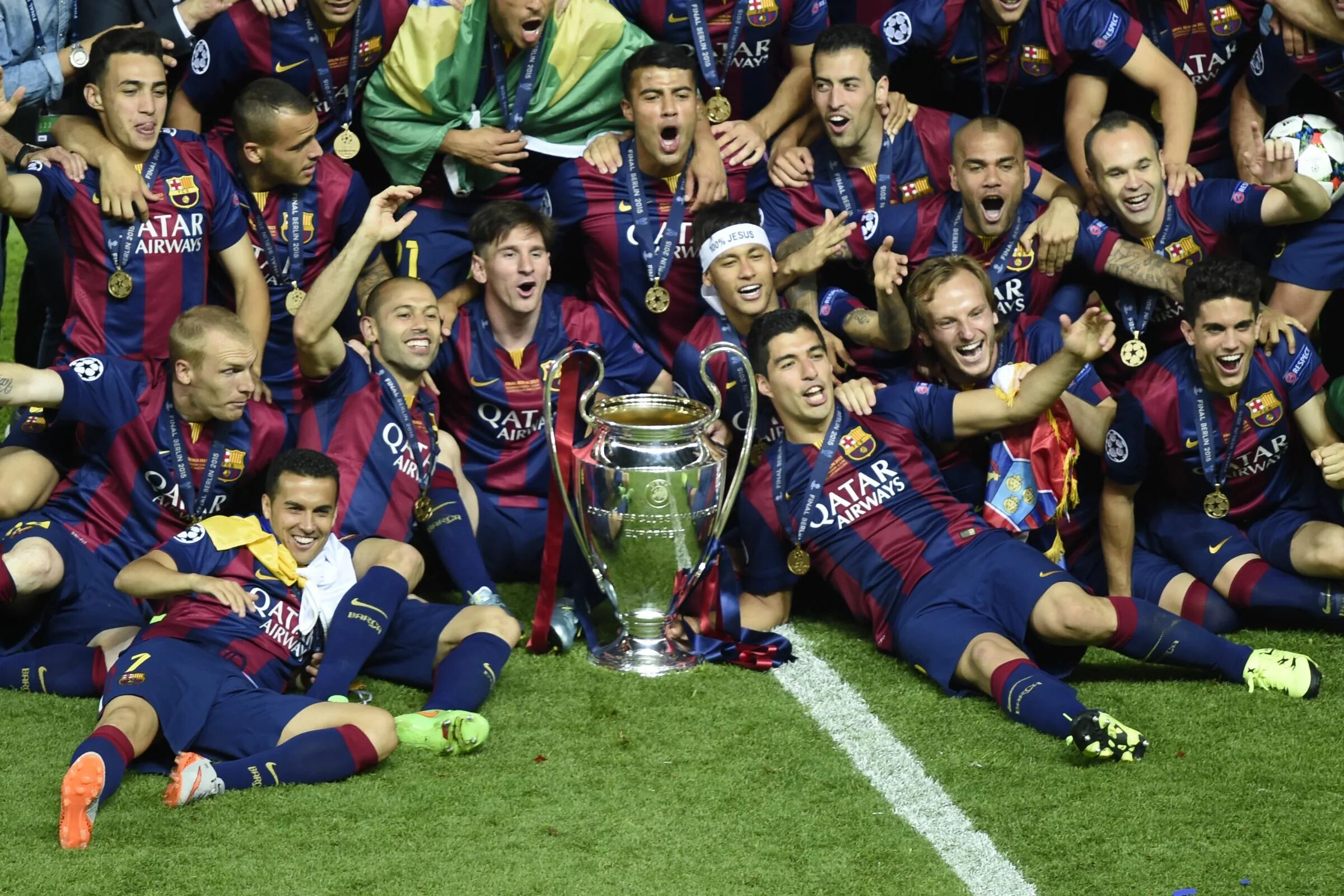 Лучшие футбольные клубы. Самая сильная команда по футболу. Команда fc barcelona 2015. Самая сильная команда в мире по футболу. Fc barcelona 2015.