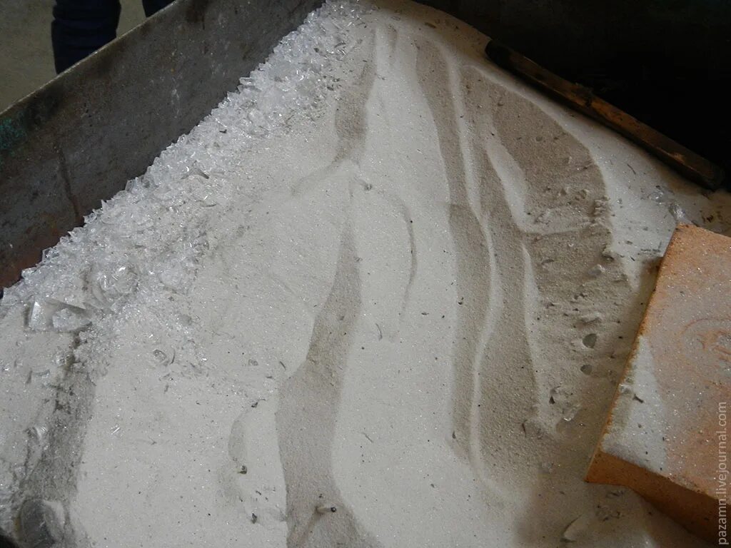 На стекольном заводе песок соду гипс. Стекольная шихта. Шихта для производства стекла. Расплавленный песок. Кварцевый песок для шихты.