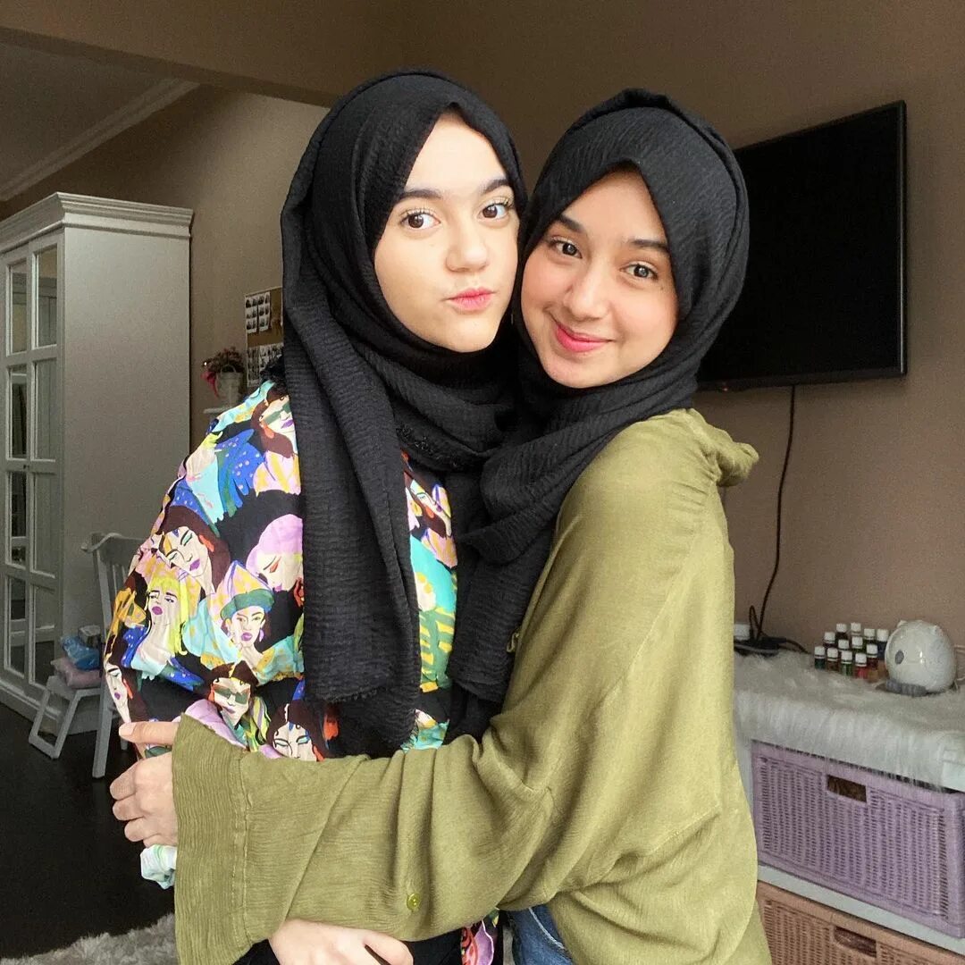 Lesbian indonesia. Salwaliya. Hijab Kiss. Hijab kissing.