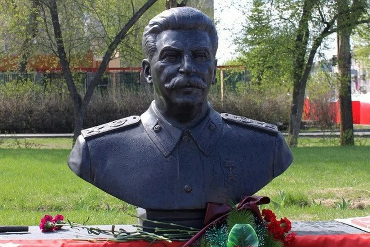 Установлен бюст. Памятник сталину в новосибирске. памятник иосифу сталину в россии. сталин иосиф памятник новосибирск. сталин иосиф виссарионович бюст.
