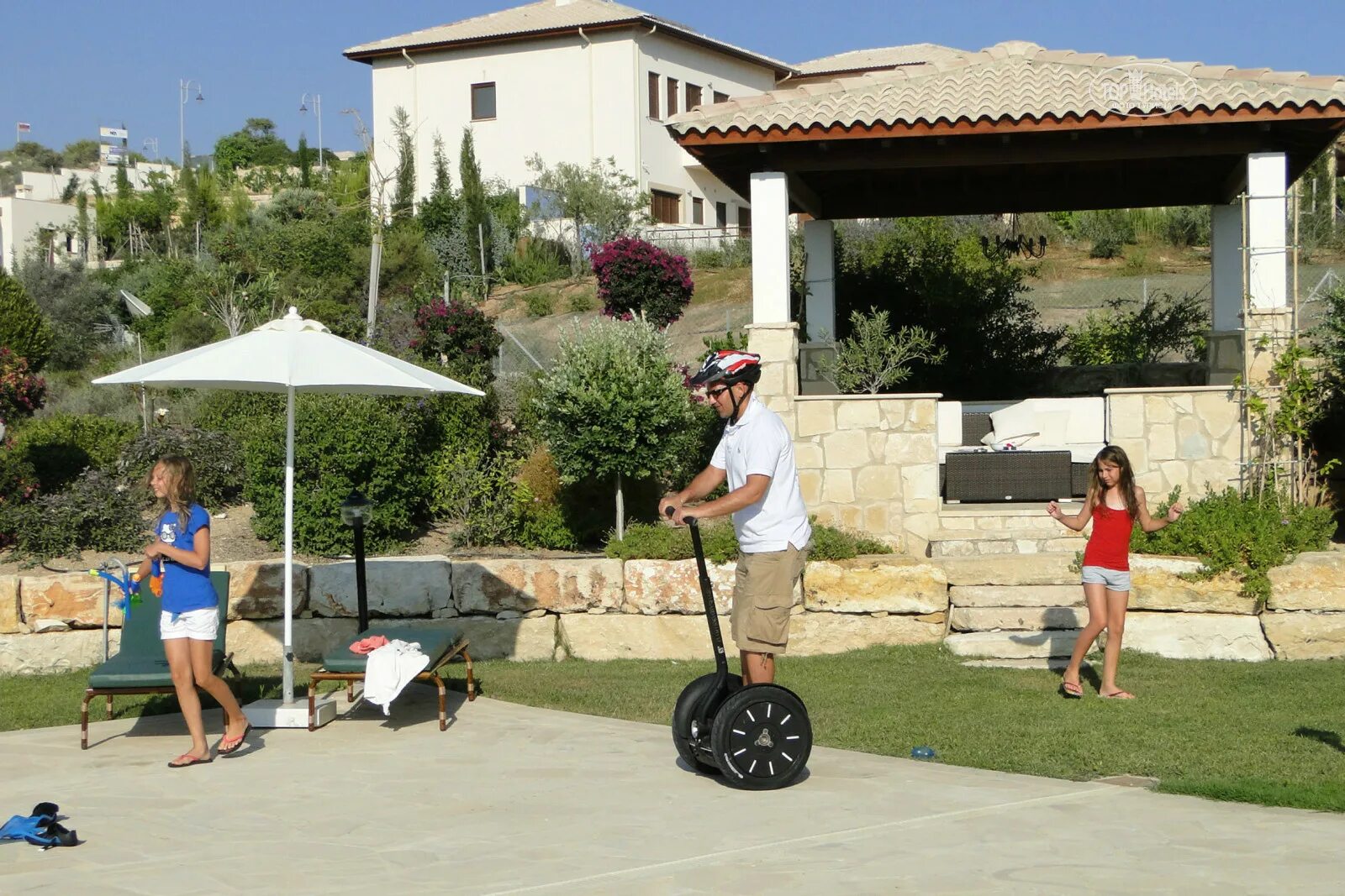 На Кипре Афродита Хиллс детская площадка горка. Golden Hills Holiday Camp. Aphrodite Hills Cyprus Playground. In a Holiday Resort Tourist area.