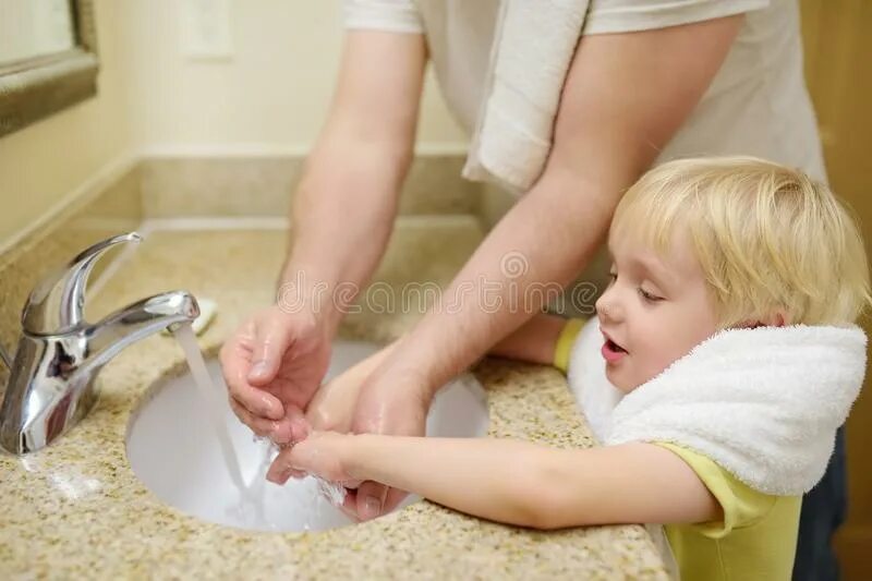 Папа моет руки. Картинка папа моет руки. Gigiena вместе с детьми s salfetkom. Папа мыл руки. Моет папу видео