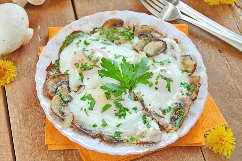 Гриб похожий на яйцо. Белые грибы с яйцом. Leccinum albostipitatum. Гриб водянка. Phallus impudicus веселка обыкновенная.