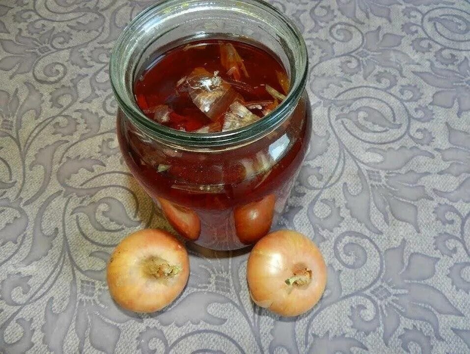 Луковый отвар для рассады помидор и перцев. Луковая шелуха. настой из луковой шелухи. настой луковой шелухи для рассады. отвар луковой шелухи.