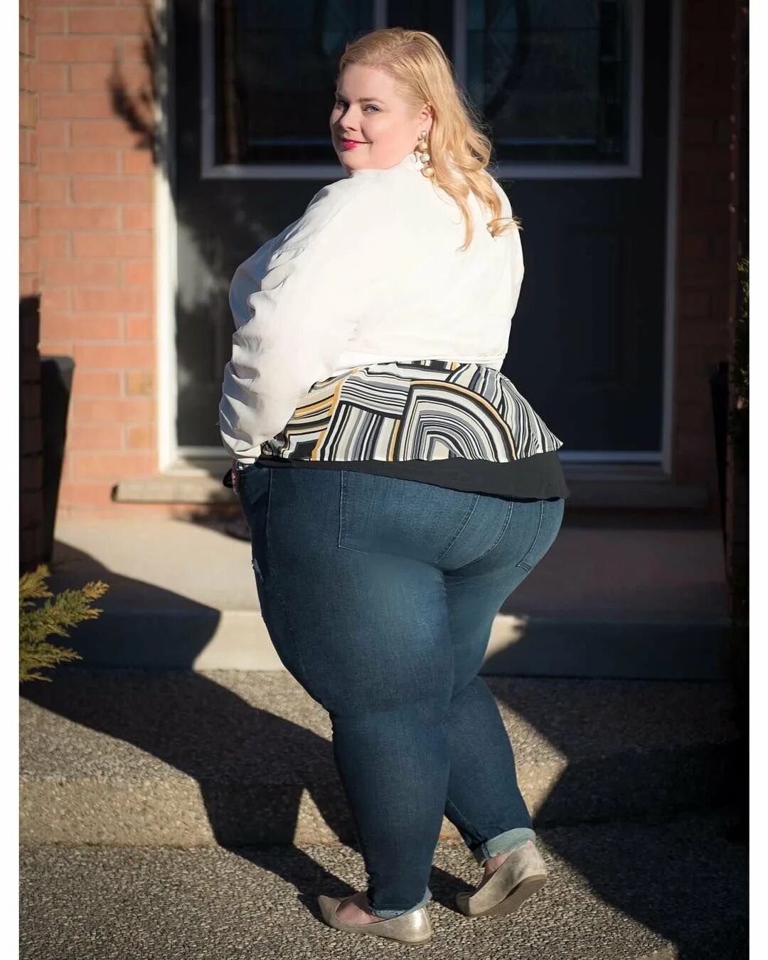 Женщины с огромными попами. Толстая девушка с большими ягодицами. Под толстой жопой