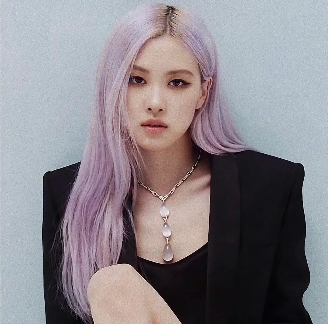 Rose BLACKPINK Pink hair. Розе из BLACKPINK С фиолетовыми волосами. Розе Блэк Пинк фиолетовые волосы. Блэк Пинк Розе с сиреневыми волосами.