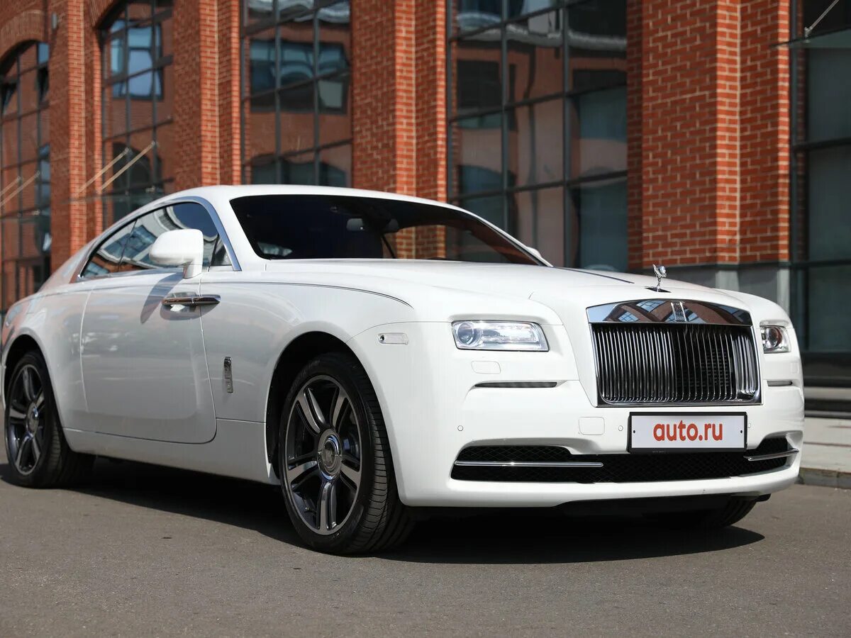 Белый роллс ройс. Rolls Royce Wraith Coupe 2022. Rolls Royce Wraith 2021 белый. Rolls Royce Wraith Coupe 2023. Роллс Ройс Wraith 2015 года.