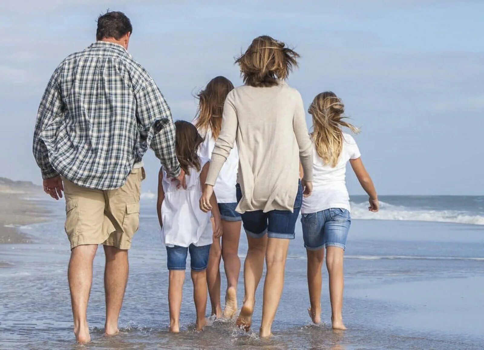Многодетным отпуск в любое время. Дети на море с родителями. Путешествие с семьей со спины. Большая семья со спины. Семья на море.
