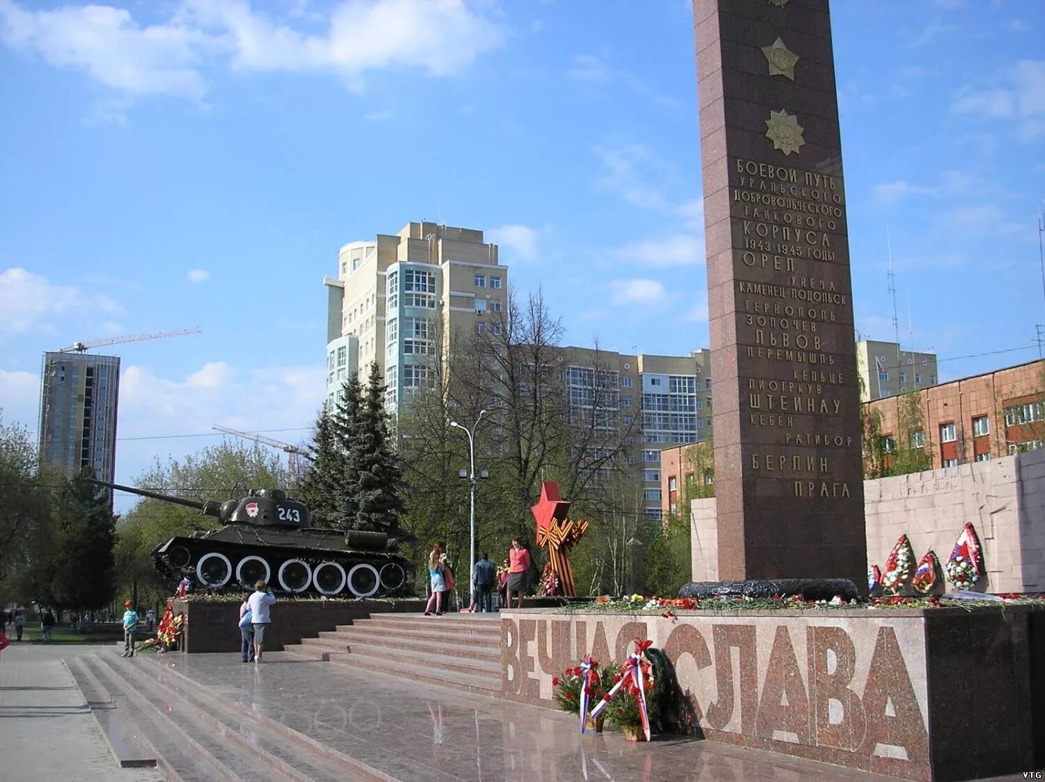 В каком городе установлен памятник добровольческому. Памятник Уральскому добровольческому корпусу т 34 Пермь. Пермь мемориал УДТК. Мемориал Уральскому добровольческому танковому корпусу в Перми. Памятник Уральскому танковому корпусу Пермь.