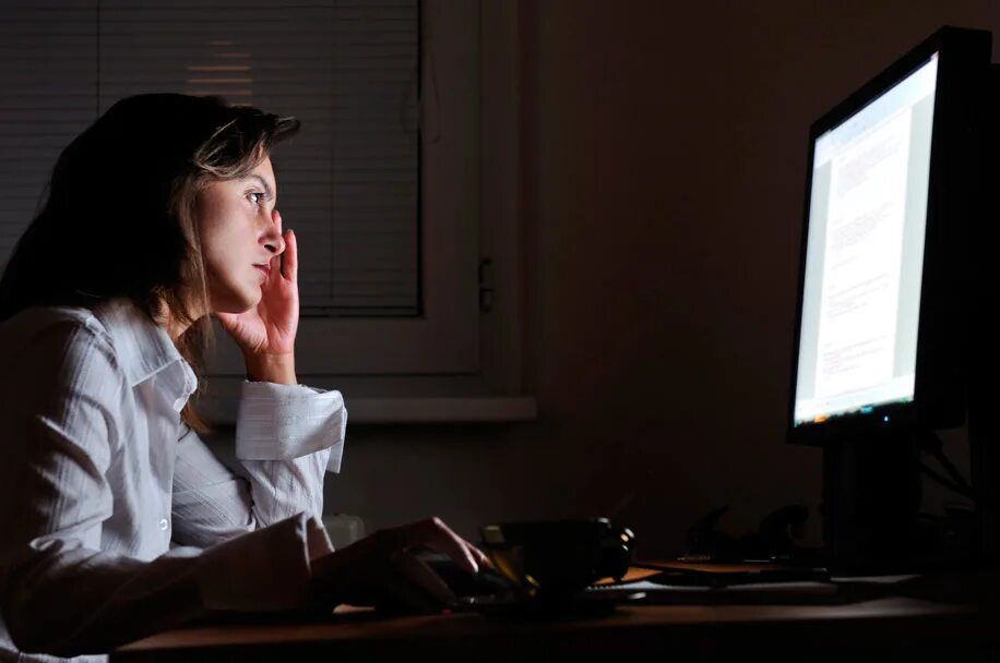 Недостаток освещения. Женщина перед компьютером. Человек перед монитором. Сидит ночью за компьютером. Человек за компьютером ночью.