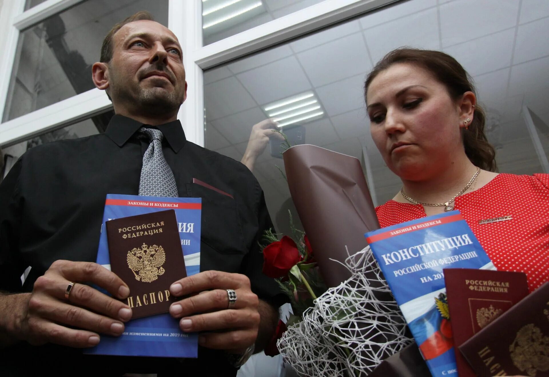 Выдача паспортов РФ жителям Донбасса. В 2023 году гражданство россии получили