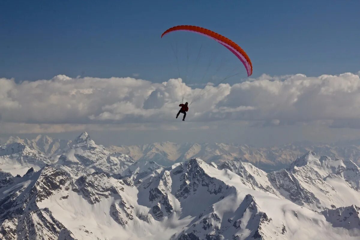 Эльбрус спуск. Восхождение на Эльбрус. Полет на параплане с горы Эльбрус. Параплан Приэльбрусье. Чегемское ущелье полеты на парапланах.