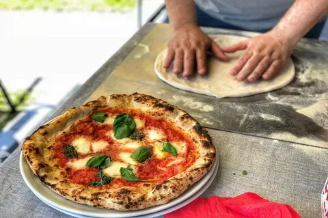 Pizza: un polacco vince il concorso napoletano per la miglior pizza fatta i...