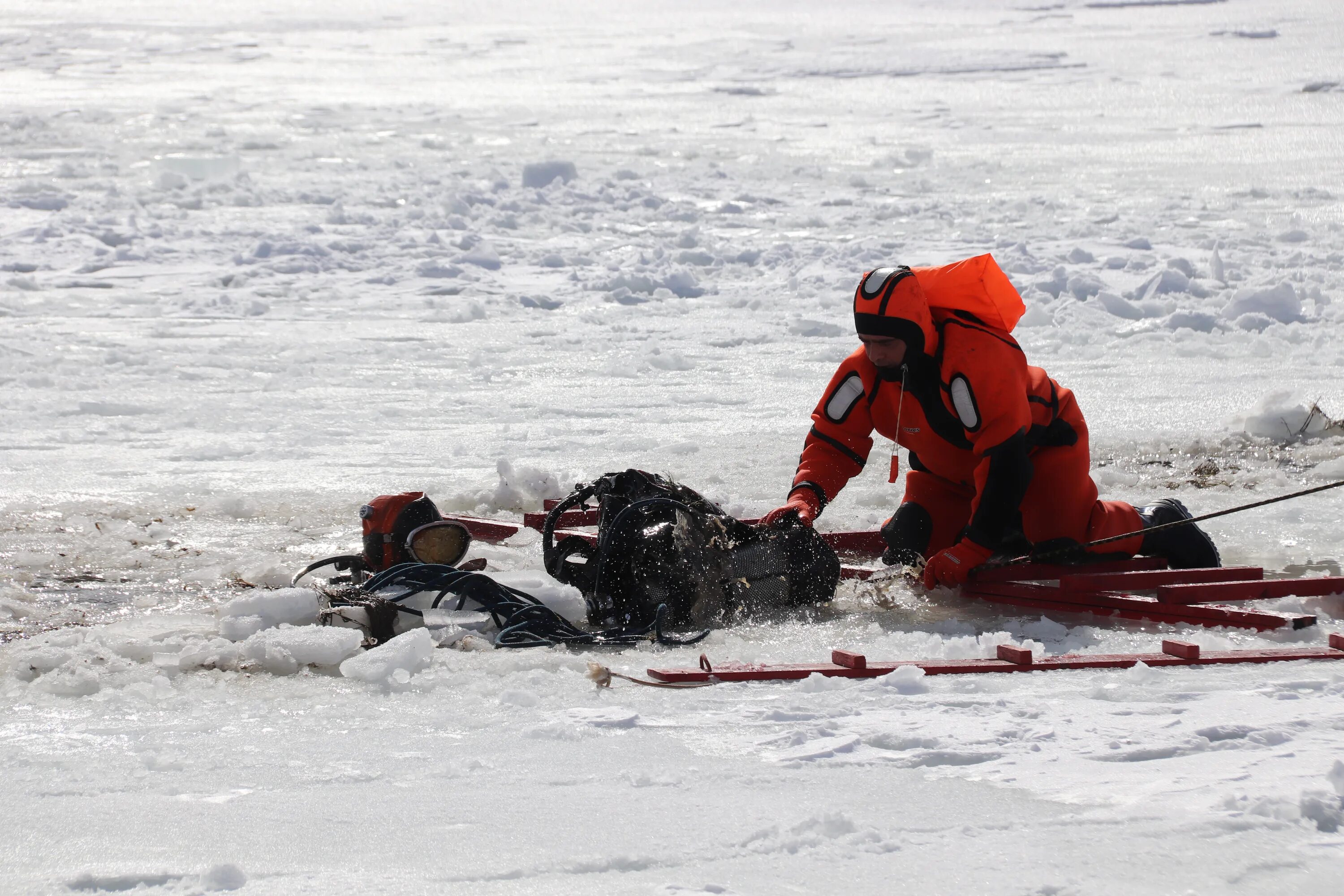 Спасение человека провалившегося под лед. Спасение провалившегося под лед. Сани спасателей для спасения на льду. Человек провалился под лед. Спасают человека, провалившегося под лед.