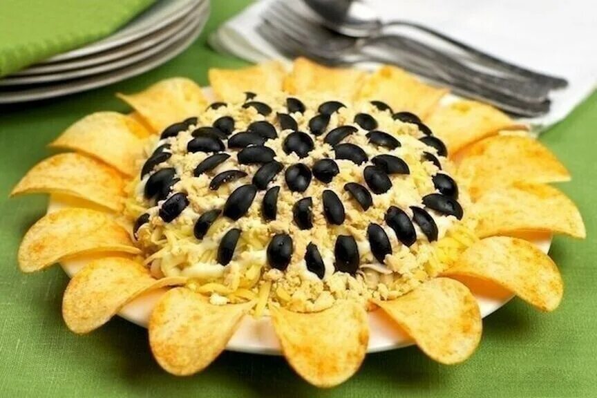 Салат подсолнух. Салат подсолнух с грецкими орехами рецепт. Салат подсолнух с курицей. Подсолнух с печенью. Салат подсолнух с чипсами.