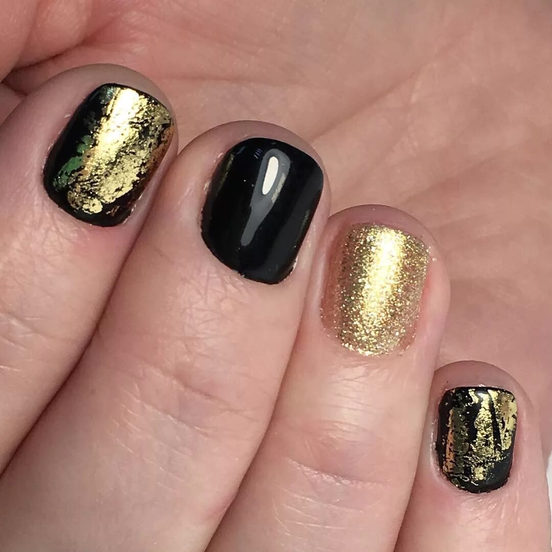 Золотые ногти. Черно-золотой маникюр. Ногти черные с золотым. Ногти золото с черным.