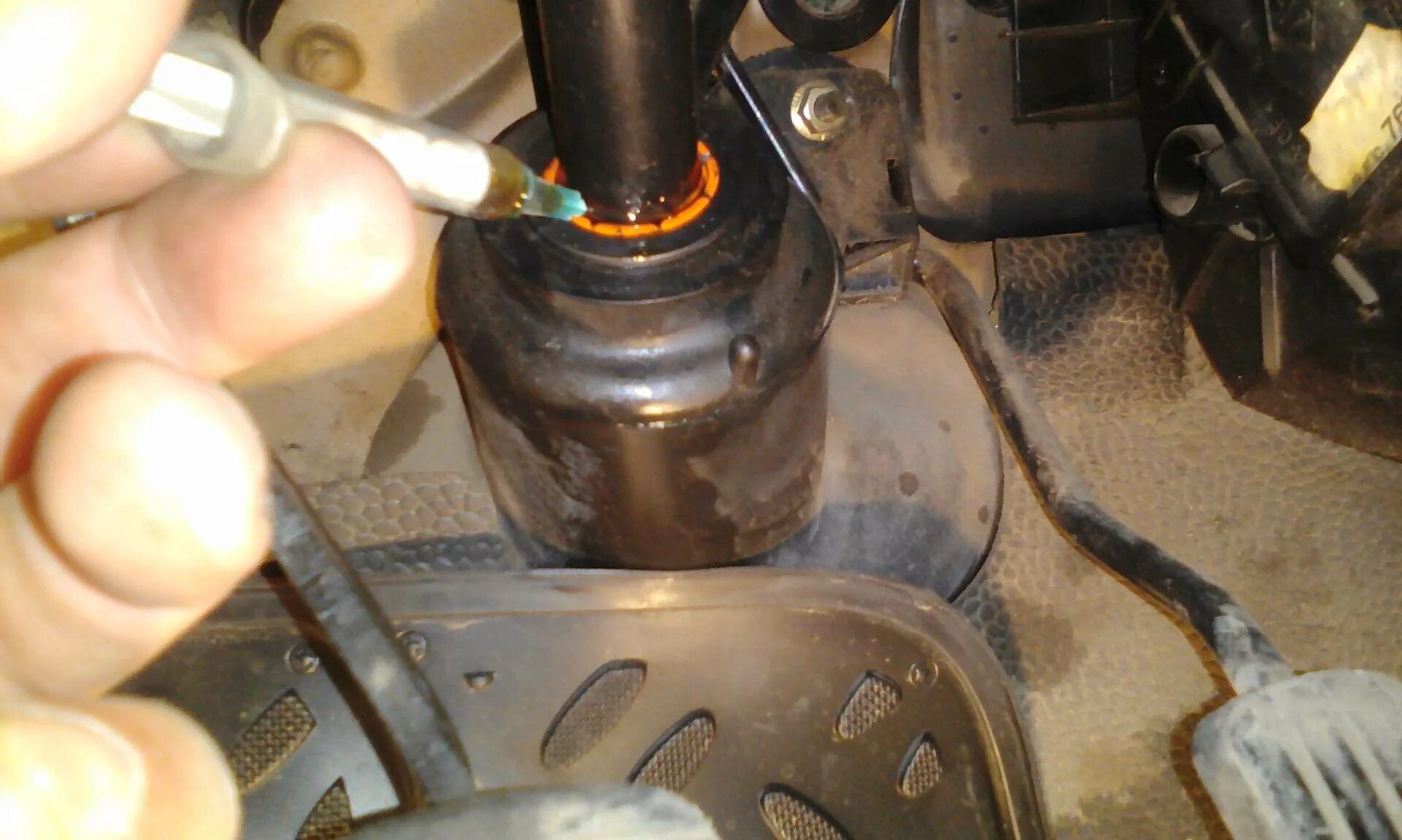 Скрипит рейка при повороте. Пыльник рулевого вала рено симбол. Скрипит руль. Пыльник рулевого вала логан 1. Пыльник рулевого вала рено клио 1.