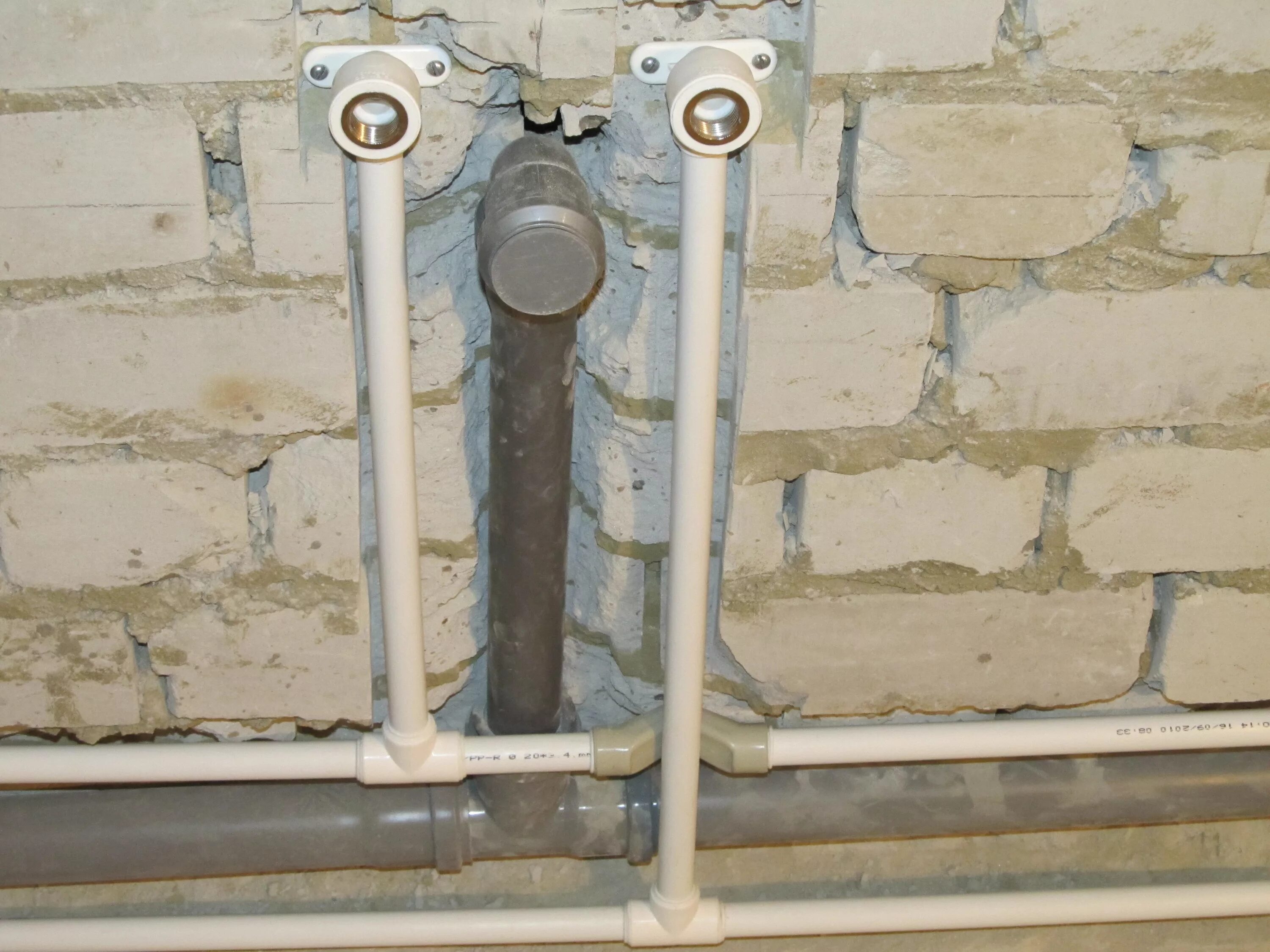 Полипропилен в стену. Полипропиленовые трубы в стене. Полипропиленовые трубы в стене. Пп трубы в стене. Прокладка труб для раковины а стене.