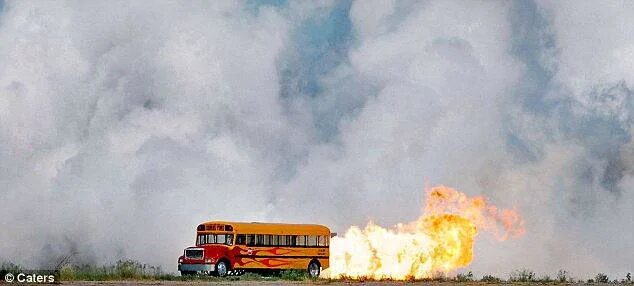 Гоночная маршрутка. Драгстер школьный автобус. Самый быстрый автобус в мире. Реактивный автобус. Самый большой автобус в мире.