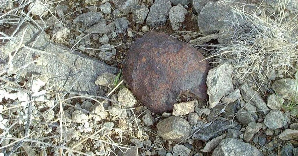 Где находится метеорит. Находки метеоритов металлоискателем. метеорит камень в ленинградской области. метеорит дронино места находок. метеорит металлоискателем.