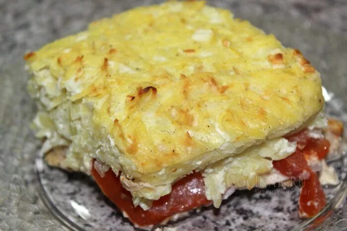 Курица под сыром и помидорами в духовке. Курица запеченная под тертым картофелем.. курица с тертой картошкой в духовке. тёртый картофель в духовке с курицей. отбивные с тертой картошкой в духовке.