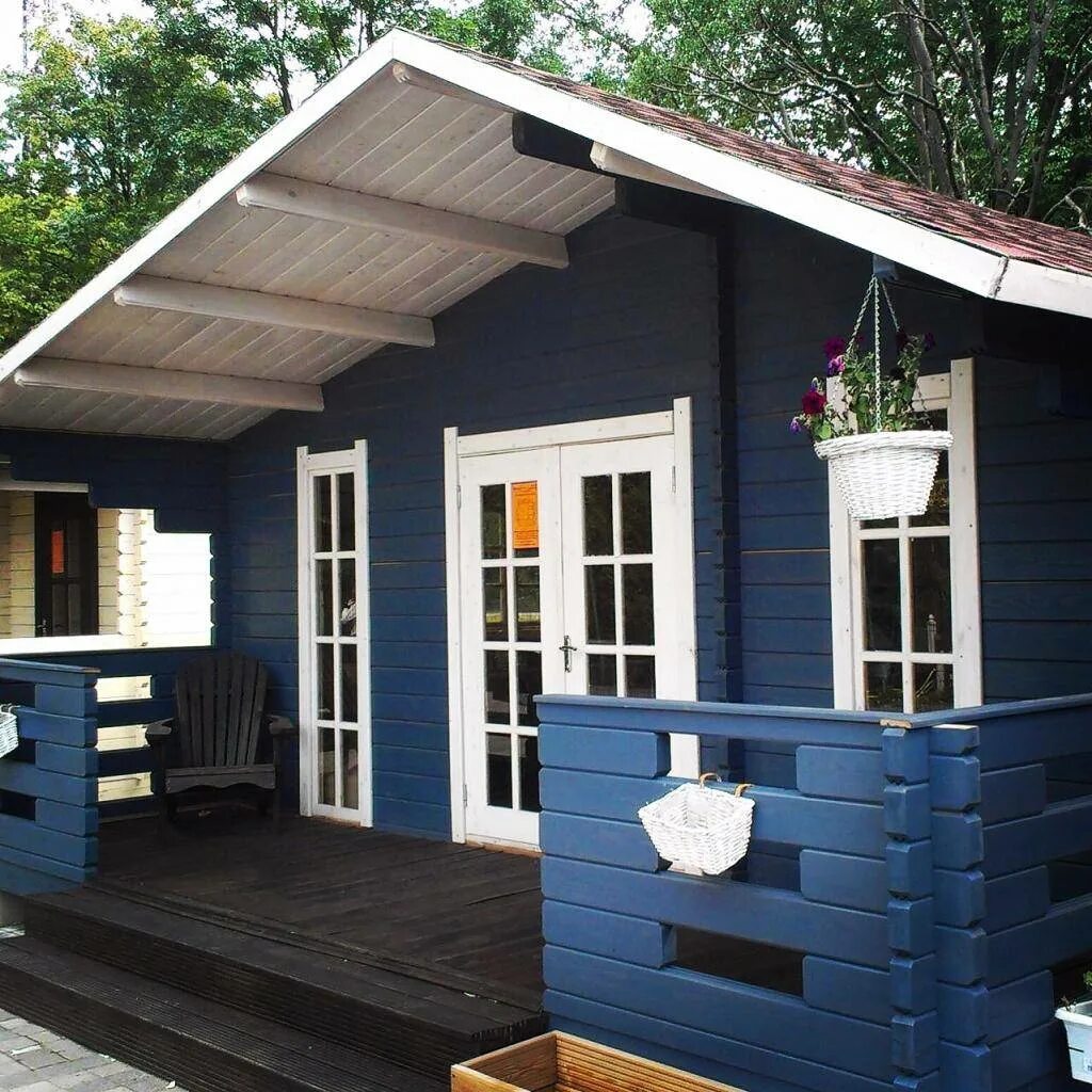 Какой краской лучше покрасить деревянный дом. Гарден Хаус минибрус. Дачный дом из минибруса. Фасад дачного домика. Дачный домик снаружи.