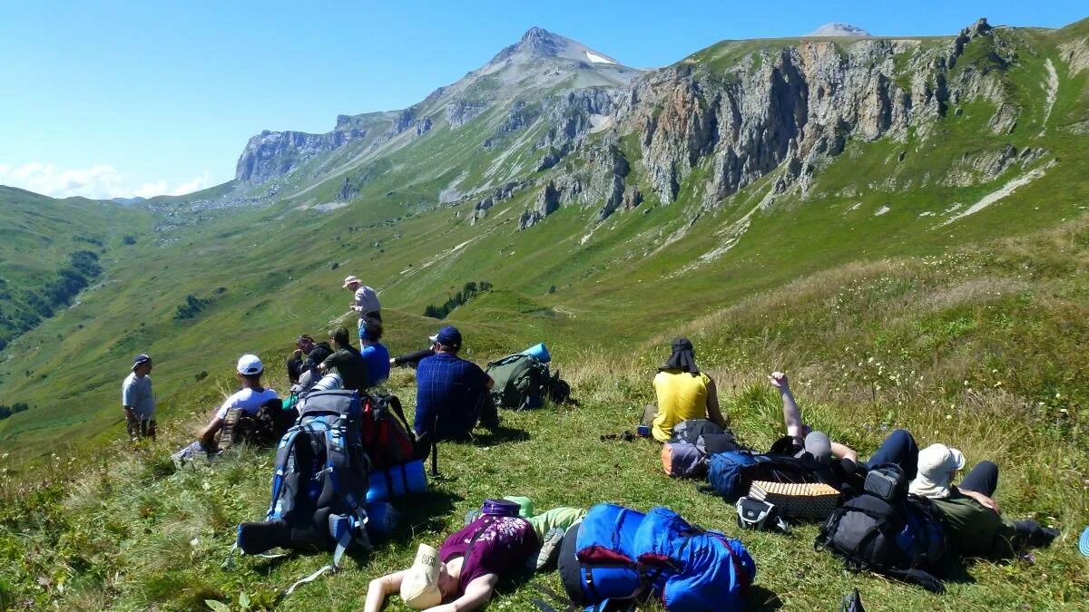 В начале пути туристы договорились о времени. Туристический поход. Туристский поход. Туристы в походе. Поход в горы.