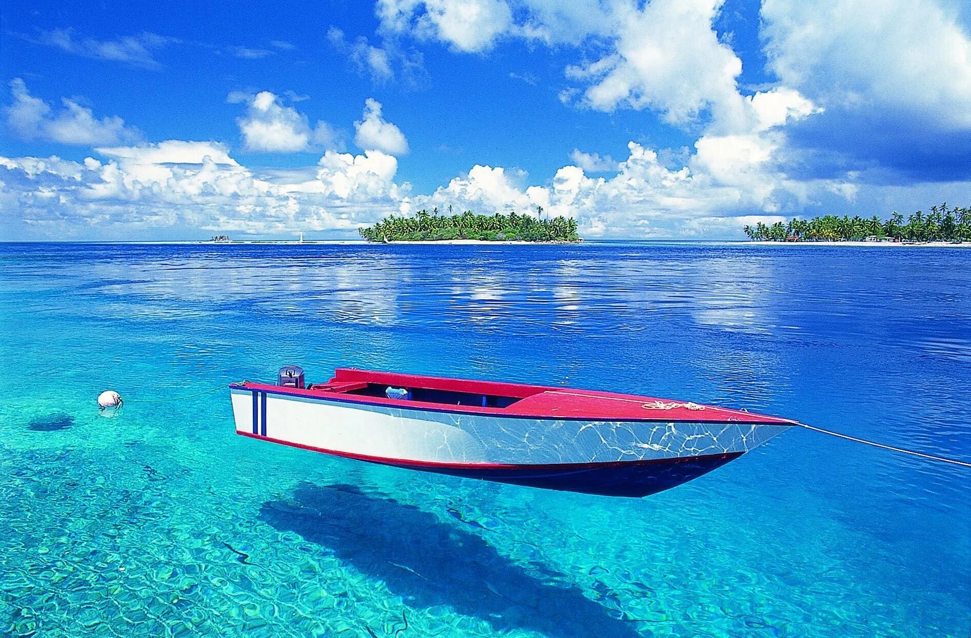 Кристальное море. Таити остров Бора Бора. Прозрачное море. Лодка в море. Самое прозрачное море.