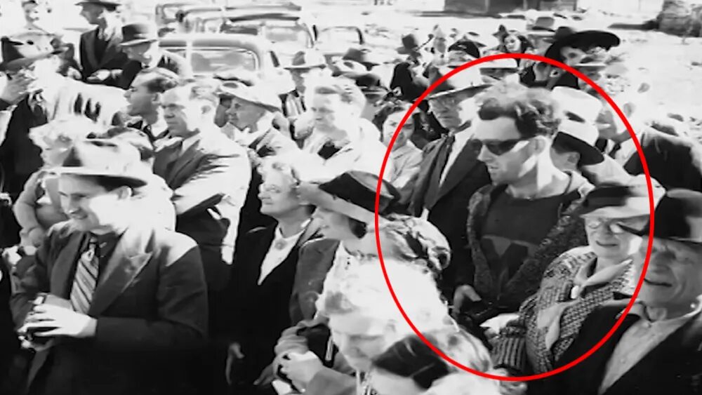 Путешественник во времени назвал. Снимки путешественников во времени. Люди путешественники во времени. Снимки путешественников во времени 1917. Путешественник во времени 1941.