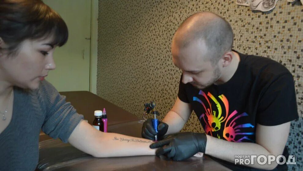 Тату салон хамелеон киров. Татуировка медведь для девушки. Андрей глухов тату мастер. Тату салон киров. Chameleon тату салон киров.