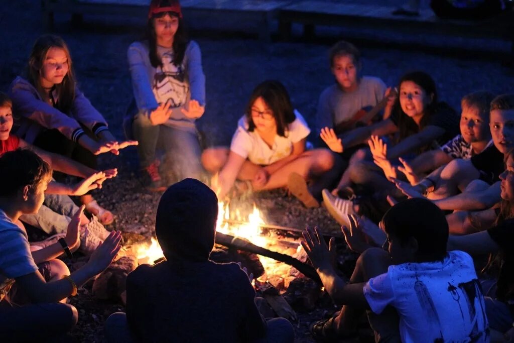 лагерные под гитару. лагерные под гитару. вечер у костра с друзьями. костер. детский туристический лагерь.